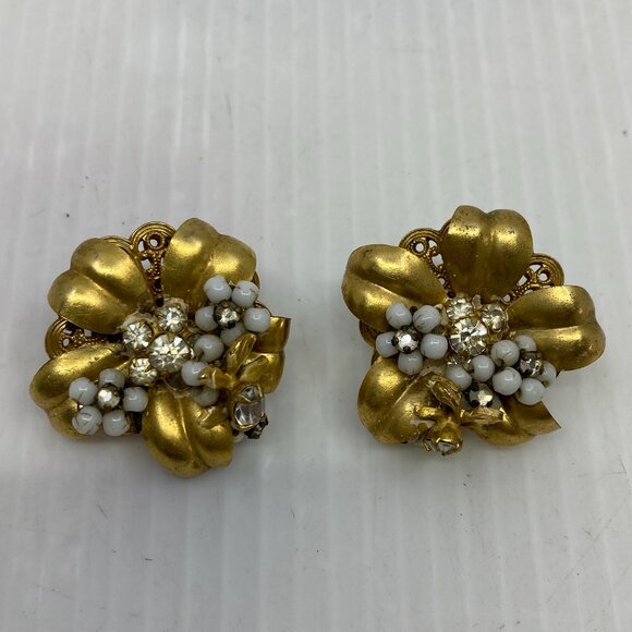Vtg 1950 Original Robert ? brass milk glass flowers earrings - Picture 1 of 2